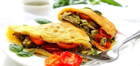 Омлет с курицей и помидорами