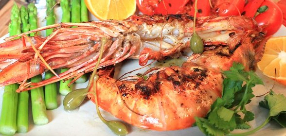 Тигровые креветки, фламбированные коньком