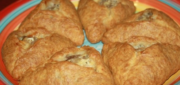 Пироги с говядиной, сыром и пекинской капустой