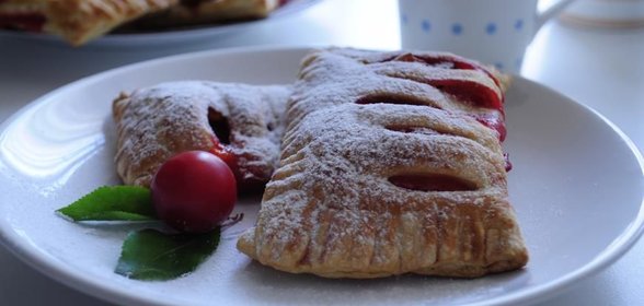 Слоённые пирожки с алычой