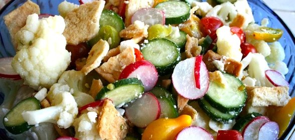 Салат из цветной капусты, огурцов и сухариков