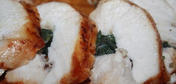 Куриная грудка с начинкой из базилика на решетке на мангале