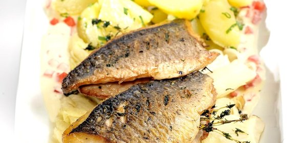 Дорада со сливочно-винным соусом, пекинской капустой и картошкой