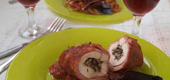 Рулеты из куриного филе в ветчинной шубке