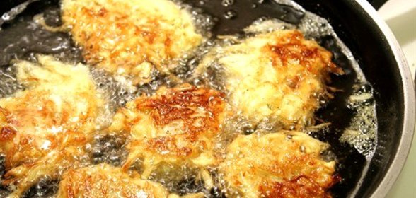 Латкес с чесноком и свининой