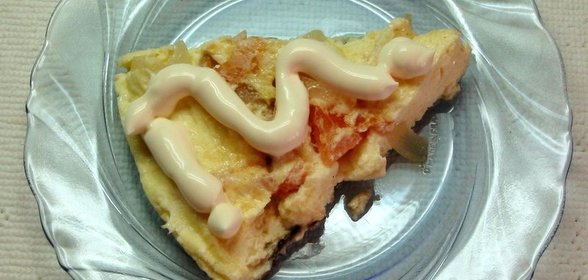Омлет с луком и помидором