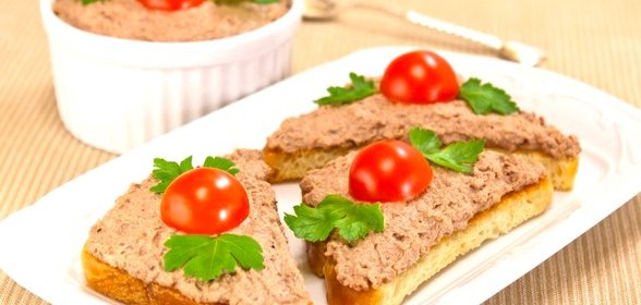 Бутерброды с паштетом из куриной печени