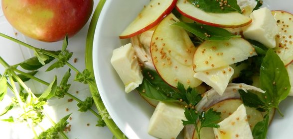 Салат с курицей, яблоками и сыром