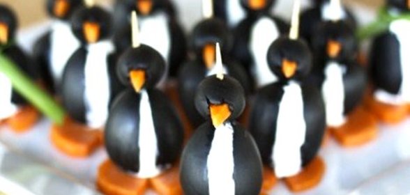 Пингвины из маслин, фаршированные мягким сыром