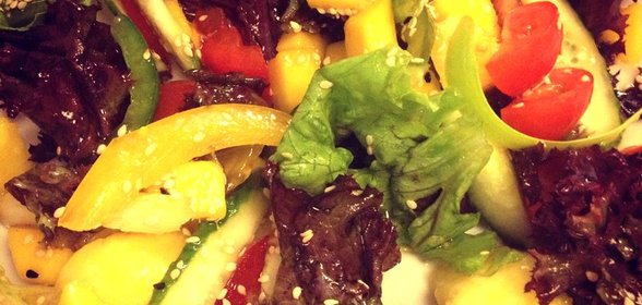 Тайский салат с манго и ананасами