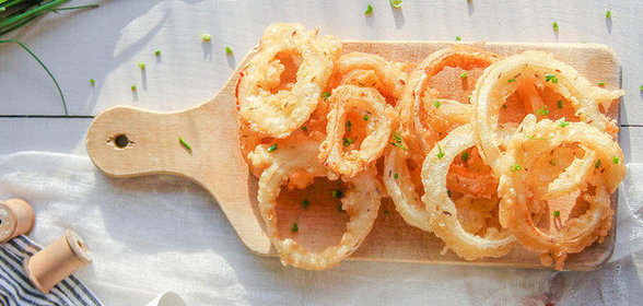 Луковые кольца в кляре без глютена с соусом