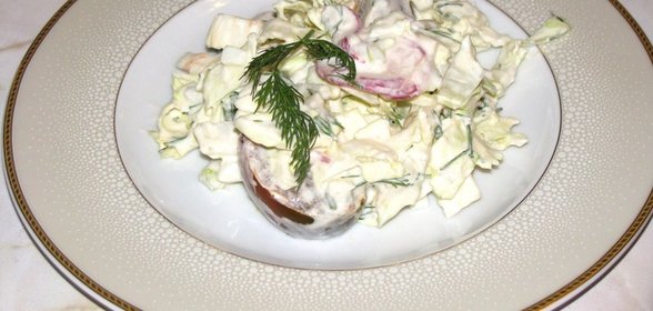 Салат с китайской капустой, редисом и сметаной