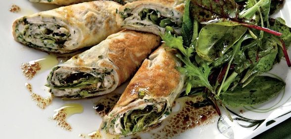 Рулеты из тонкого омлета с сыром и травами