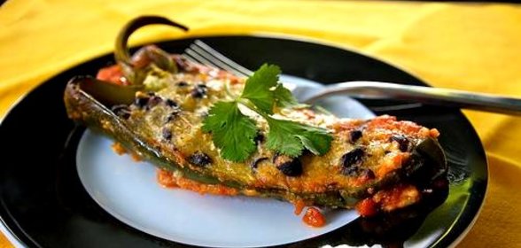 Запеченные чили поблано с начинкой