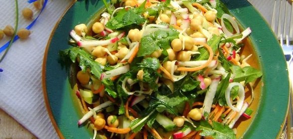 Салат с пророщенным нутом и одуванчиками