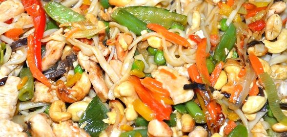 Ло‑мейн по‑китайски с курицей и кешью