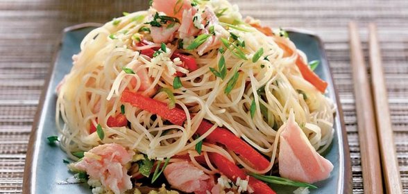 Салат с тунцом и рисовой лапшой