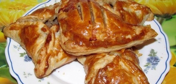 Слоеные пирожки с мясом