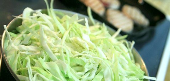 Тертая кисло-сладкая капуста в раскаленном масле с горчичными семенами