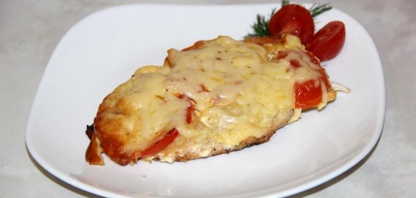 Куриные отбивные с помидорами под сыром