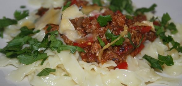 Паста с соусом из фарша и овощей