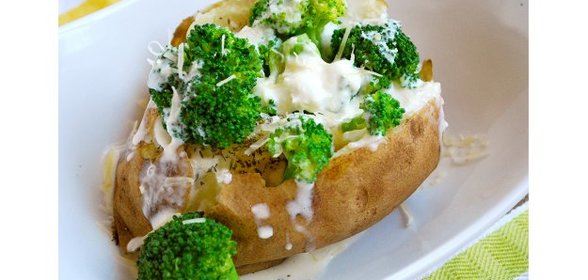 Запеченный картофель, фаршированный брокколи и сметаной