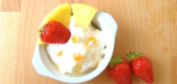 Десерт с ананасом, персиками и мятой