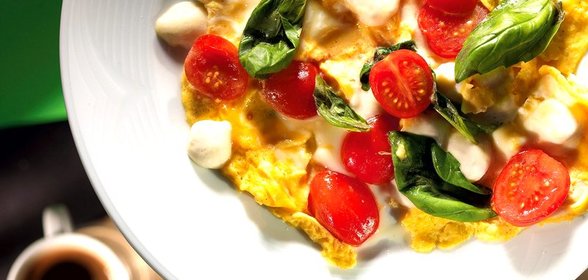 Омлет с моцареллой и помидорами