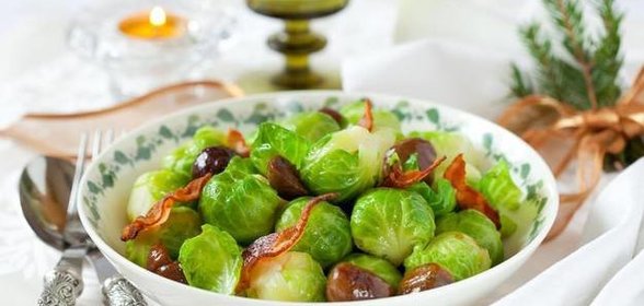 Брюссельская капуста с яблоком и беконом
