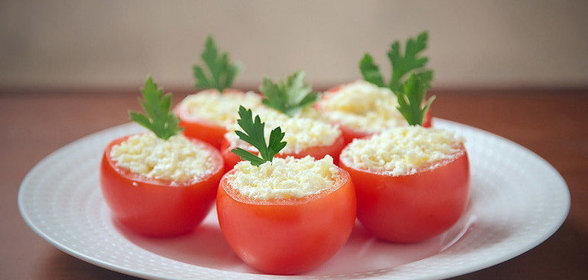 Помидоры с сыром и чесноком