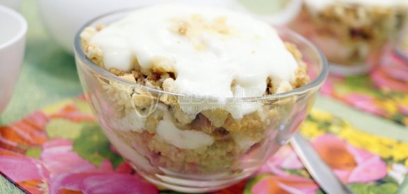 Десерт из печенья со сливками