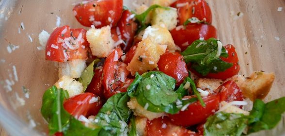 Салат с рукколой, черри, сухариками и кунжутом