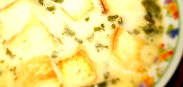 Сырный суп с курицей, шампиньонами и гренками