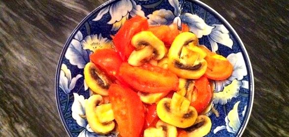 Жареные грибы с помидорами