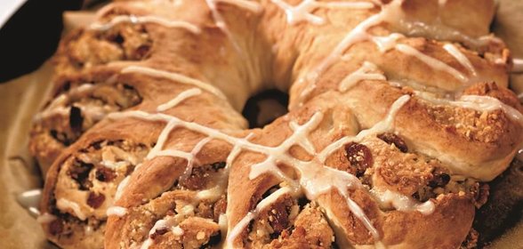 Рулет с изюмом и орехами