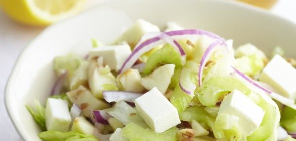 Салат с антоновкой, сельдереем и бри