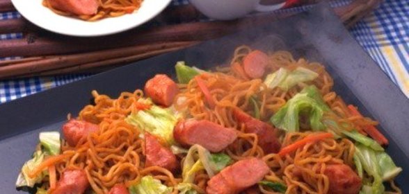 Лапша с сосисками и зеленым салатом