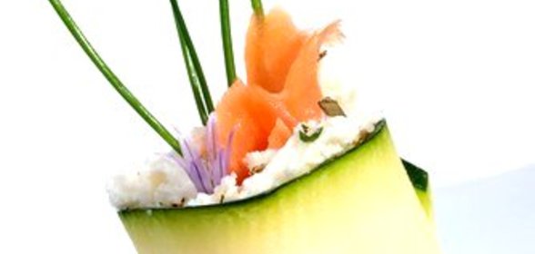 Суши из цукини с лососем и укропным соусом