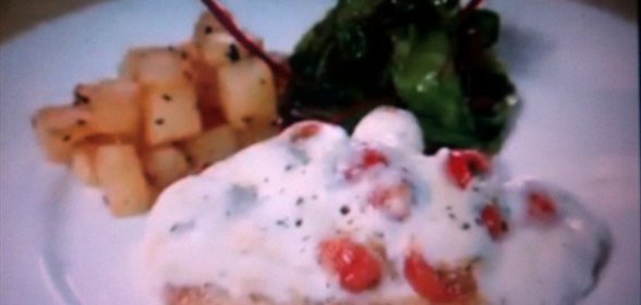 Запеченная куриная грудка под соусом из томатов, базилика и моцареллы