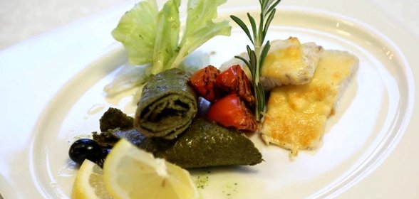 Запеченный судак под сыром с омлетом