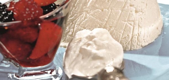 Творожный десерт с ягодами