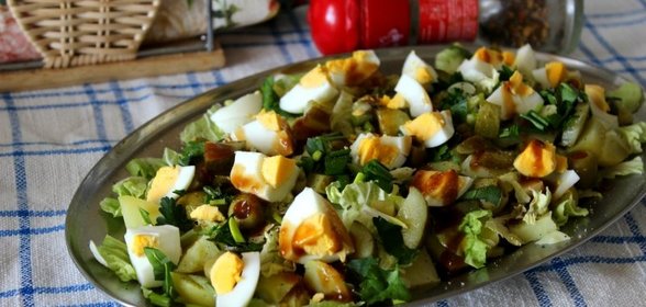 Картофельный салат с яйцом и фаршированными оливками