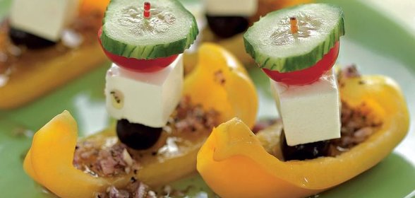 Греческий салат на шпажке в лодочке из перца