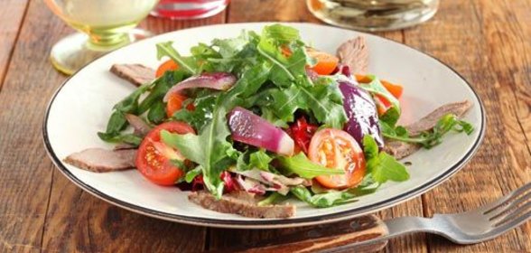 Теплый салат с говядиной