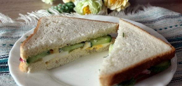 Сендвич с яйцом и свежим огурцом