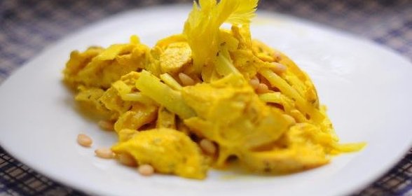 Салат с курицей и манго