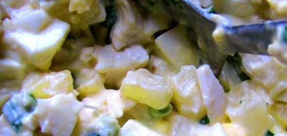 Cалат с грудкой и ананасами