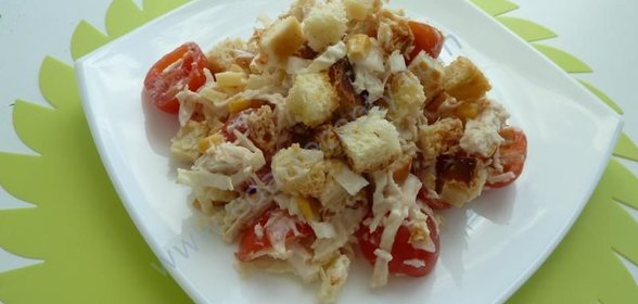 Салат с сухариками и помидорами черри