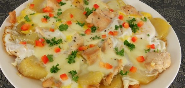 Яйца с картофелем, курицей и моцареллой