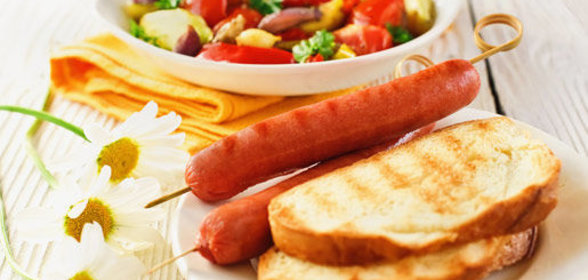 Теплый салат из овощей с сосисками-гриль